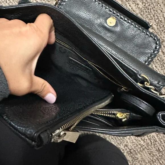 Tory Burch crossbody. Im reselling it ….it was not sold on my last post . - Picture 4 of 6